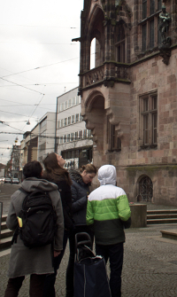 Teilnehmer der Rätseltour schauen sich das Rathaus an