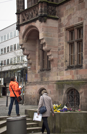 Teilnehmer der Rätseltour schauen sich das Rathaus an